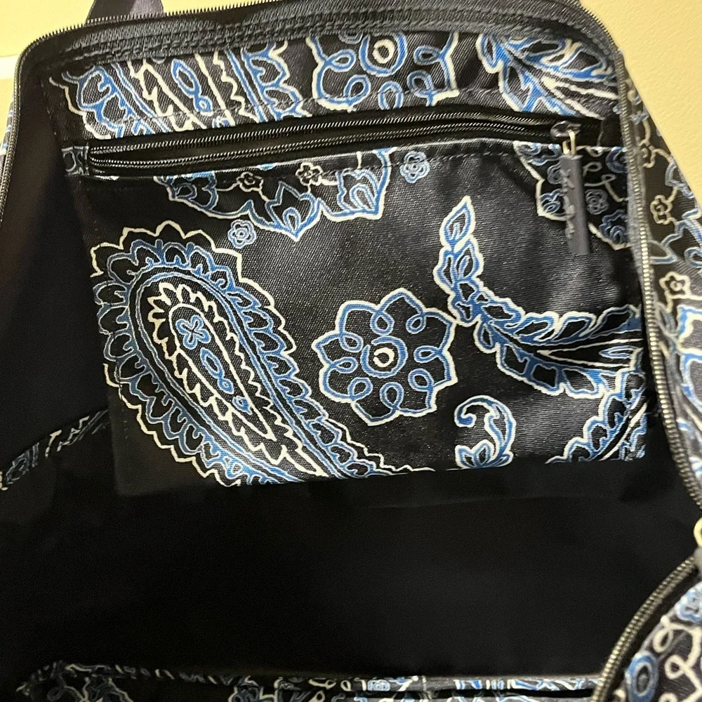 VERA BRADLEY NAVY BLUE PAISLEY DESIGN WEEKEND/TRAVEL EXPANDABLE TOTE